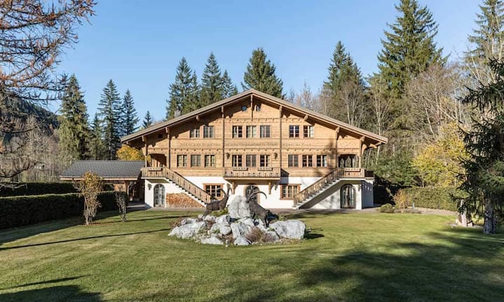 Das renovierte Chalet mit einer Wohnfläche von 420 Quadratmeter befindet sich in Grund, umringt von Bergen, nur wenige Minuten von Gstaad entfernt.