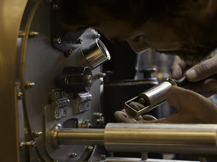 3. Torrefaction - ORFEVE Manufacture Suisse de Cacao et Chocolat - photo diode SA Denis Hayoun_1.tif