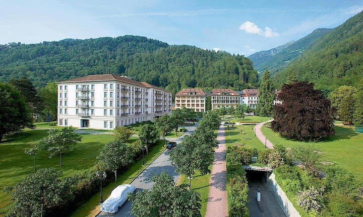 Platz 9: Grand Resort, Bad Ragaz.Das Grand Resort Bad Ragaz punktet mit höchster Kompetenz in Gesundheitsfragen, doch lässt der wilde Stilmix in den verschiedenen Gebäudetrakten keinen architektonischen Masterplan erkennen. Auch kommen die Zimmer im Grand Hotel Quellenhof in die Jahre.