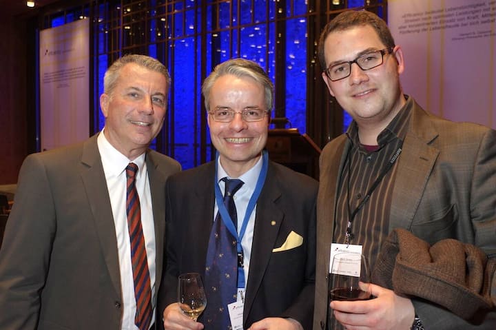 Reto Lipp, Moderator;  Ronald Hauser, Steuerrechts-Spezialist; Simon Tissot, Geschäftsleiter, UGZ Übersetzergruppe ZH GmbH