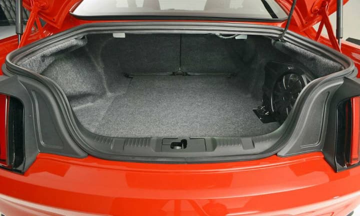 Der Kofferraum ist flach und hat eine hohe Ladekante.