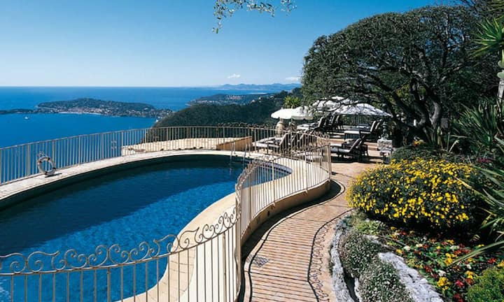 Der Swimmingpool im Garten des Château de la Chèvre d'Or bietet ebenfalls einen gigantischen Ausblick über die Côte d'Azur.
