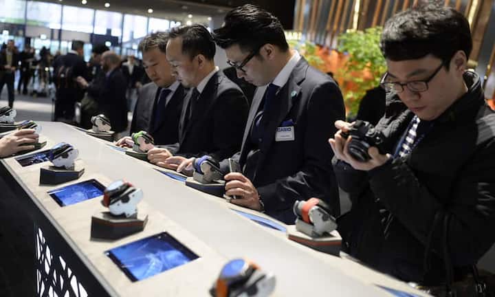 Grosser Andrang herrscht schon am Pressetag vor der offiziellen Eröffnung. Obwohl der Absatz in Hongkong zuletzt gewaltig schwächelte, geht der Blick der Industrie weiter nach Asien.