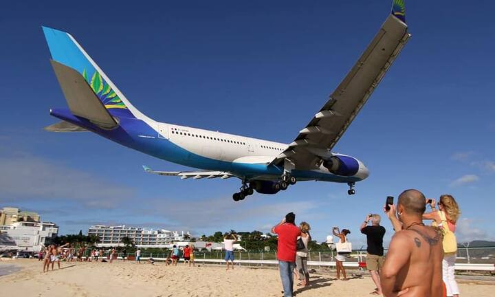Die Niederländischen Antillen gelten als Mekka für «Planespotter».
Beim Anflug auf St. Maarten rauschen die Jets in wenigen Metern Höhe über einen Strand und eine Strasse. Erst Anfang des Jahres drückte der Luftstrahl aus den Triebwerken eines Jumbos mehrere Autoscheiben kaputt.Timo Breidenstein/Wikimedia