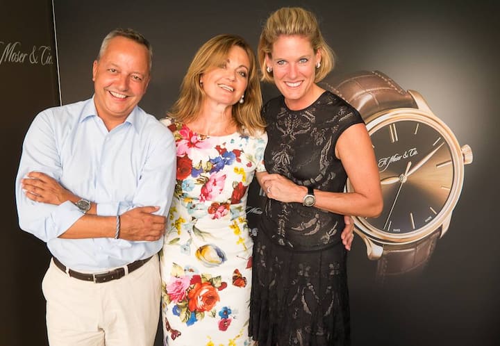 Daniel Zimmermann, Executive Director Sales H. Moser & Cie.; Annelies Wüst, Wüst Immoblien; Tanja Fruithof, Geschäftsführerin Bucherer Zürich beim Uhrenvergleich