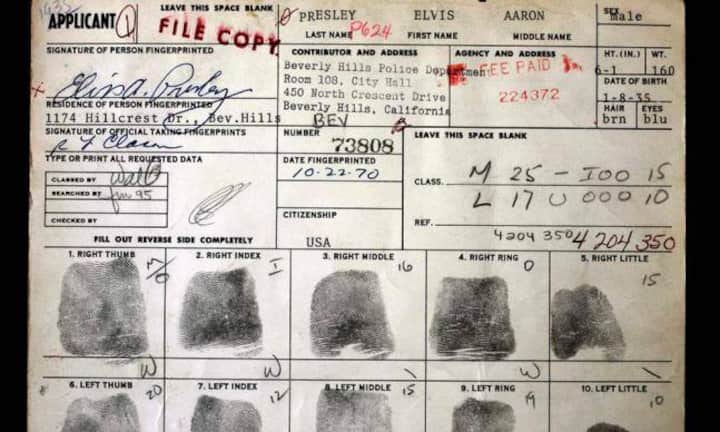 Sammler stürzen sich auf alles, was mit Elvis zu tun hat. Bei einer Auktion kam auch ein Papier mit Fingerabdrücken des Kings unter den Hammer. Dabei handelt es sich um eine Waffenbescheinigung für zwei Pistolen.