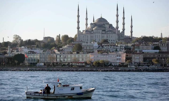 Den Anfang unserer Liste der Städte mit den meisten verzeichneten internationalen Touristen machen zwei Städte aus der Türkei.
Platz 11: Istanbul - Türkei: 10,48 Millionen Besucher
Platz 10: Antalya - Türkei: 11,12 Millionen BesucherBesonders beliebt ist Antalya bei russischen Gästen. Istanbul bietet  Sehenswürdigkeiten wie die blaue Moschee.
Die Daten basieren auf dem Top City Destinations Ranking von Euromonitor International