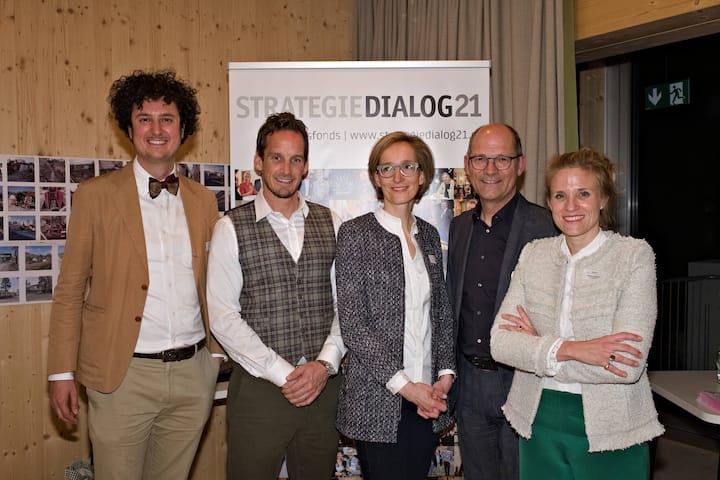Die Teilnehmer der Paneldiskussion Nicola Forster, Gründer & Präsident, foraus Forum Aussenpolitik; Patrick Fischer, Coach der Eishockey-Nationalmannschaft; Mélanie Eppenberger, VRP, Toggenburg Bergbahnen AG; Daniel Fässler, Landammann Appenzell Innerrhoden; Nathaly Bachmann, Geschäftsführerin StrategieDialog21 & CEO, Essence Relations GmbH