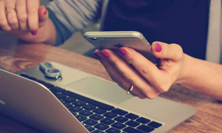 3. Sie schieben die Gehaltsverhandlung aufManche Menschen denken: Erst beweise ich meinem Boss, was ich wert bin, und dann frage ich nach mehr Geld. Das Problem dabei: Wenn Sie mit einem niedrigen Gehalt einsteigen, ist es schwer, Ihren Wunschlohn zu bekommen.