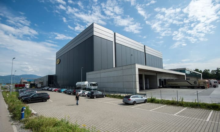 Vom Standort Widnau beliefert Red Bull die Welt mit Dosen. Von den sechs Milliarden Portionen Red Bull, die 2015 konsumiert wurden, kommen drei Milliarden aus Widnau, der Rest aus einem 50 Kilometer entfernten Werk in Vorarlberg. Urs Bucher