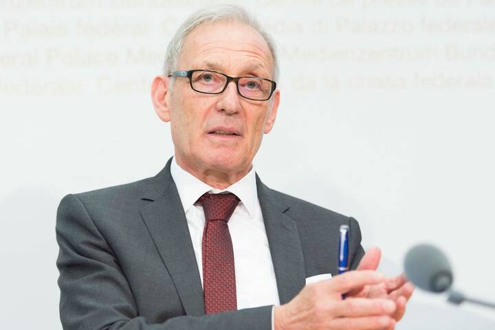 Carlo Schmid-Sutter, Praesident ElCom, spricht wahrend der Jahresmedienkonferenz der ElCom ueber der Versorgungssicherheit in Zeiten des energiepolitischen Umbruchs, am Donnerstag, 1. Juni 2017, in Bern. (KEYSTONE/Thomas Delley)
