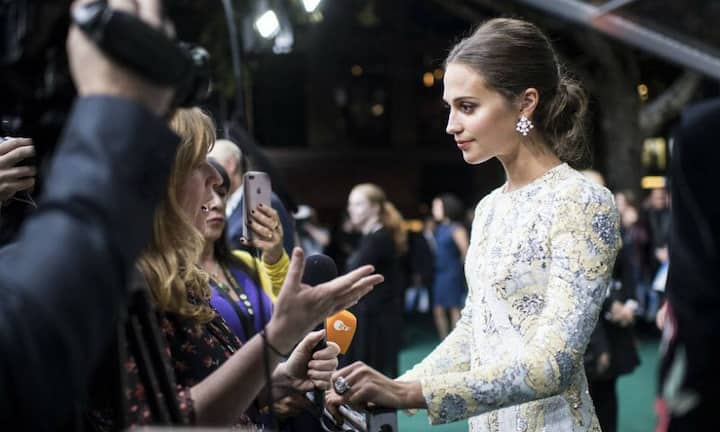 Dieser Tage ist Zürich das Mekka der Filmindustrie. Was Filmfans besonders freuen dürfte, auch viele Stars nehmen die Reise in die Schweiz auf sich. Beste Gelegenheit also, Hollywood-Stars ganz nah zu kommen. Die schwedische Schauspielerin Alicia Vikander spricht mit Fans auf dem Grünen Teppich, vor der Aufführung von «Euphoria», in dem sie die Hauptrolle spielt. Sie wurde 2016 für ihren Part in «The Danish Girl» mit dem Oscar ausgezeichnet.