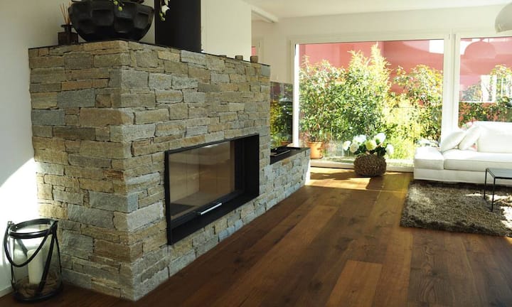 Durch die raumhohen Fenstern dringt viel Sonne.