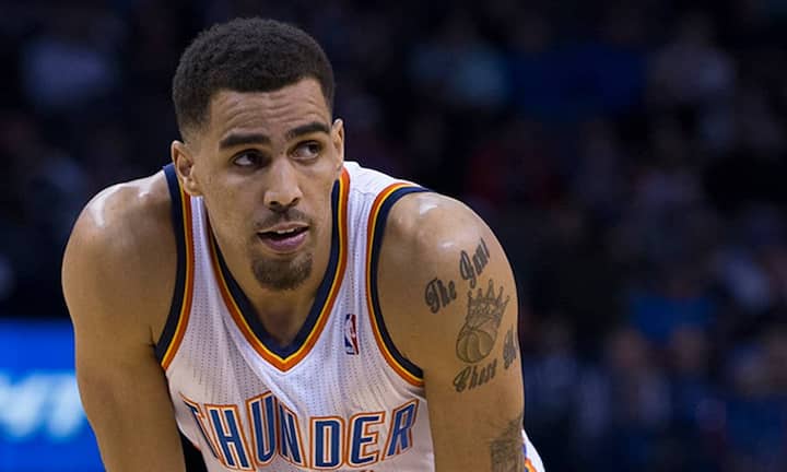 Zwar ist Thabo Sefolosha mit seinen 2,01 Metern Körpergrösse nicht gerade klein; dennoch möchte er um einige Zentimeter grösser sein. Doch auch so ist er bei den Atlanta Hawks einer der Allergrössten – zumindest spieltechnisch. Geldtechnisch zählt er zu den Reichsten unter 40 im Bereich Sport. Vermögen: 10–20 Millionen Franken