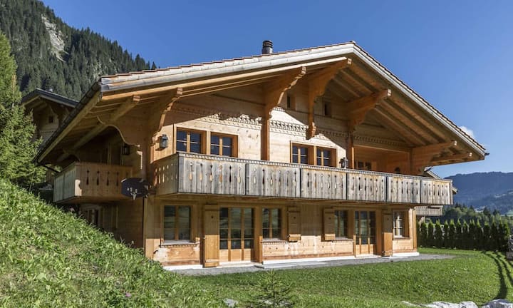 Das Einfamilienhaus umfasst 480m² Wohnfläche auf zwei Etagen verteilt und verfügt über ein Grundstück von 540m².