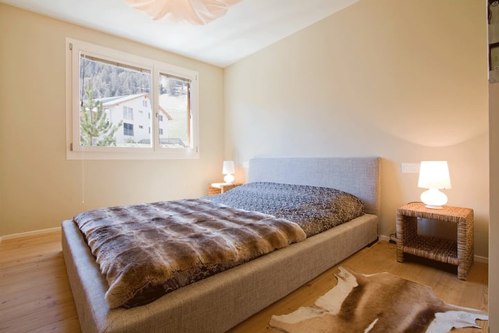 Die Wohnung befindet sich im 1. OG und verfügt über zwei Schlafzimmer.