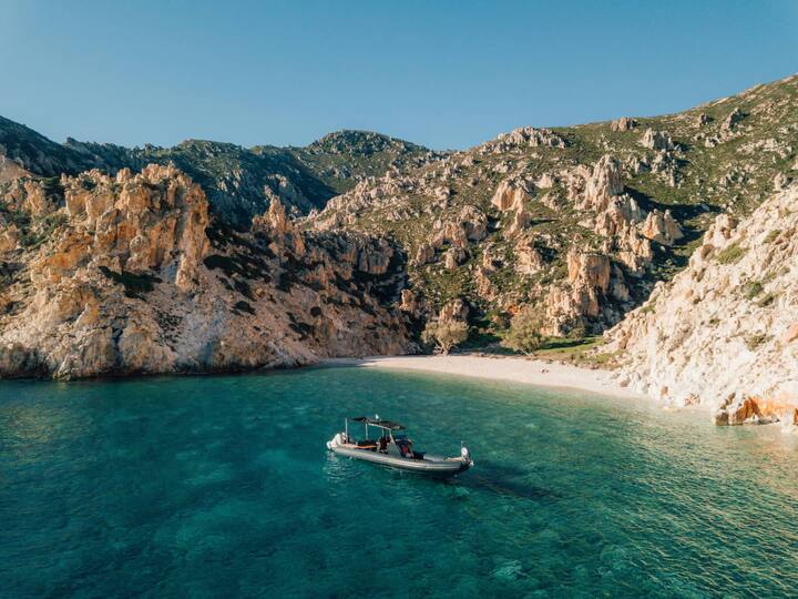 Sandig, felsig, kiesig: Auch die Nachbarinsel Poliegos, per Boot erreichbar, bietet schöne Badebuchten.