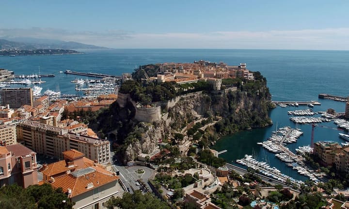 Platz 9: Monte Carlo
Monte Carlo ist bekannt für sein Casino und seine Prominenz, bei Reisenden räumt der Stadtteil von Monaco jedoch keinen Jackpot ab: Er wird als kühl, konsumfokussiert und zu voll beschrieben.