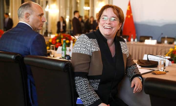 So viel haben Schweizer Chefs 2016 verdient:Platz 41: Magdalena Martullo - CEO von EMS-Chemie
Die Familieneigentümerin zahlt sich mit 1,3 Millionen Franken einen bescheidenen Lohn aus. Das ist immerhin 13 Prozent mehr als im Vorjahr. Im Ranking ist sie im übrigen die einzige weibliche Geschäftsführerin.