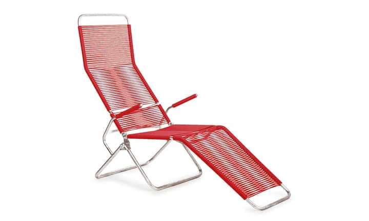 Einer der bekanntesten Schweizer Klassiker im Bereich Gartenmöbel ist das «Modell 1158» von Embru. Dessen Gestell wird bis heute in Rüti hergestellt und dann von Mitarbeitern einer geschützten Werkstatt im Luzernischen von Hand mit ins gesamt 150 Metern bunter PVC-Schnur bespannt. Der Liegestuhl ist im Designmöbel-Fachhandel ab 1033 Franken erhältlich.