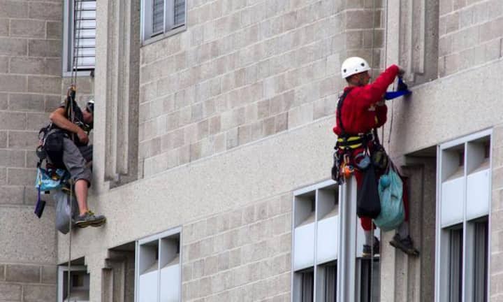 Genf liegt bei den Büromieten schweizweit an der Spitze. Hier kostet der Quadratmeter im Schnitt 444 Franken pro Jahr.Deutlich günstiger werden die Mieten im äusseren Geschäftsgebiet etwa in der Region Vernier und Onex.