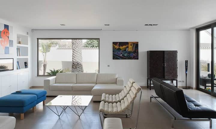 … und einem einfachen aber gemütlichen Interieur. Die Villa…