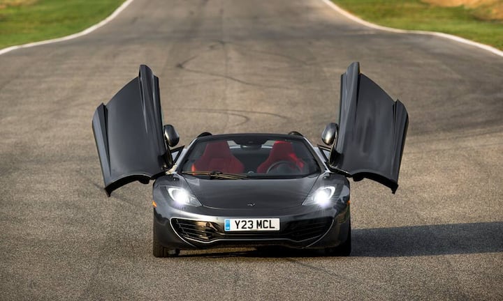 Der Sportwagen besitzt Scherentüren und Hinterradantrieb. Zudem ist der Wagen aus Kohlefaser-Zellen hergestellt, was reichlich an Gewicht spart.