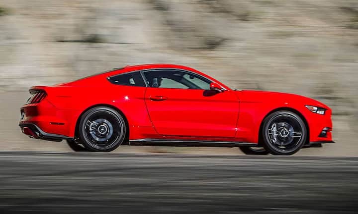 Sprintleistungen liefert Ford noch nicht, aber ein Mustang ist keine Rennmaschine, sondern ein GT für die flotte Reise. Der Sportwagen wird mit einer manuellen Sechsgang-Box gekoppelt, auf Wunsch gibt es eine Automatik mit sechs Stufen und Schaltwippen am Lenkrad. Insgesamt streckt sich der Mustang auf 4,78 Meter Länge, ist aber nur 1,38 Meter hoch.