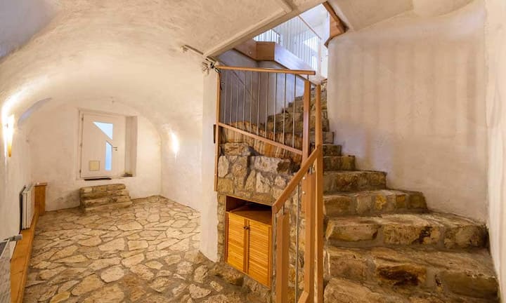 Zur Liegenschaft gehört weiter ein beheizter Gewölbekeller für eine individuelle Nutzung.