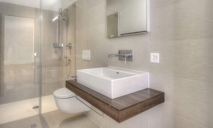 Gleich neben der Eingangstür befindet sich eine modern gestaltete Dusche. Die Wohnung ist barrierefrei eingerichtet und verfügt über ...