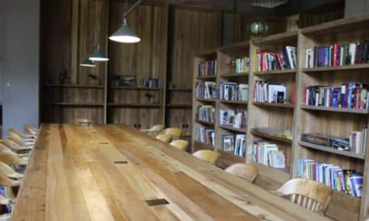 Kickstarter: Kickstarter zog 2014 in sein neues Hauptquartier in Brooklyn. Das Büro ist in einem altem Industriegebäude untergebracht — gemeinsam mit Startups, die über Kickstarter finanziert wurden. Cool: Ein High-Tech-Gerät verwandelt elektrische Energie in Musik.