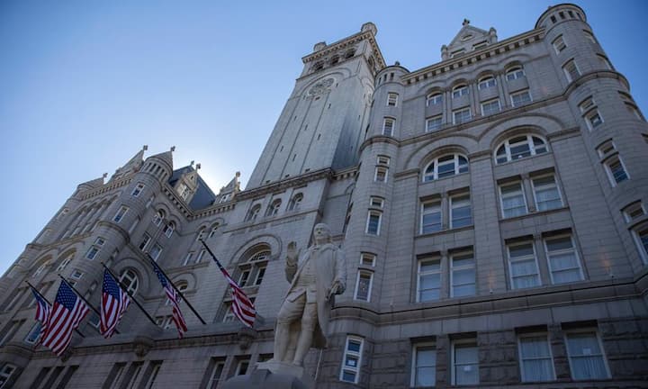 Das Gebäude von 1899 mit seiner historisierenden Schlossoptik diente früher als Hauptpostamt und liegt an der Pennsylvania Avenue, die das Kapitol mit dem Weissen Haus verbindet.