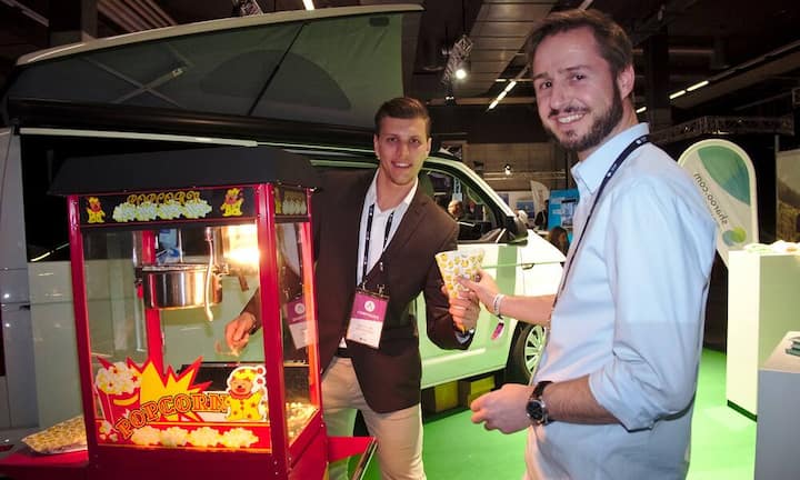 Matthew Dos Santos, Student und PopCorn Machine Operator;
Heinz Henner, Founder, Sharoo (v.l.n.r.)