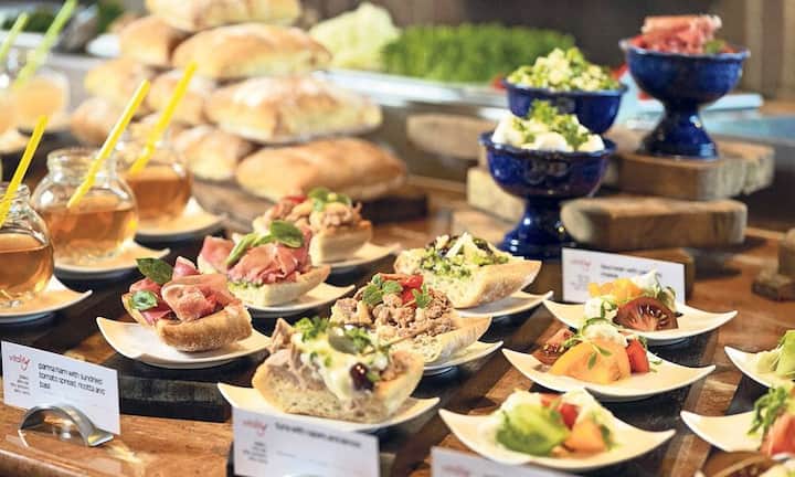 10 Prozent Ermässigung bei Swissôtel: Die Häuser von Swissôtel in Basel und Zürich sowie in Berlin (Bild), Bremen, Dresden und Düsseldorf/ Neuss bieten Geschäftsreisenden bis 30. Juni 2015 eine Preisreduktion von 10 Prozent auf die beste verfügbare Rate. Des Weiteren sind bei der «Consortia Promotion» das Frühstücksbuffet und eine Flasche Wasser inbegriffen. Das Angebot ist bis 31. Dezember 2014 buchbar. «Consortia Promotion» Preise auf Anfrage