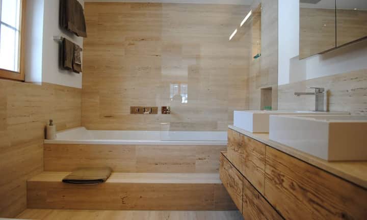 Insgesamt vier Bäder erstecken sich über die drei Etagen.