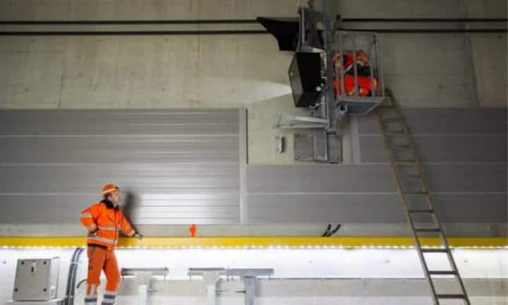 Gebaut wurde deshalb von oben nach unten. Die Sihldurchlässe wurden etappenweise trockengelegt und das Grundwasser um einige Meter abgesenkt. Danach wurden Schlitzwände, die künftigen Seitenwände des neuen Bahnhofs, erstellt und darauf ein meterdicker Deckel betoniert.