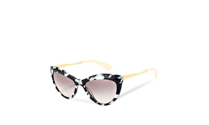 Ein trendiger und extravaganter Hingucker gefällig? Diese Sonnenbrille von Miu Miu mit einer Fassung aus Hornoptik in Cat-Eye-Form sorgt auf jeden Fall für Aufsehen. Preis: 254 Franken  mytheresa