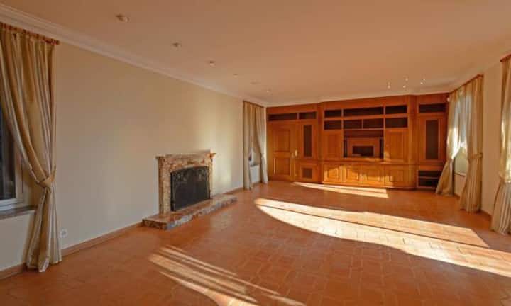 Das Wohnzimmer – die Etagen des Hauses sind über einen Lift verbunden.