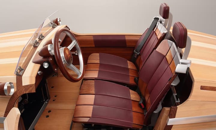 Dieses Auto kann tatsächlich fahren, darf aber aus gesetzlichen Gründen nicht auf die Strasse. Vielleicht zählt ein Instrument im Armaturenbrett auch deshalb die Lebensjahre des Autos bis 100 und nicht die gefahrenen Kilometer.