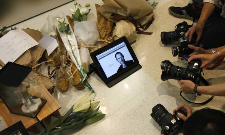 ... während Fans und Journalisten die kleine Erinnerungsstätte fotografieren.