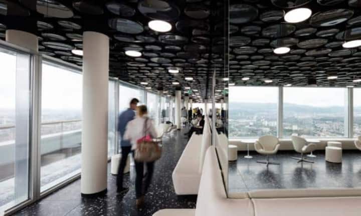 Roche-Mitarbeiterinnen haben Anspruch auf 18 Wochen Mutterschutz, Väter auf sechs Tage. Zusätzlich zu Teilzeit, Jobsharing und Homeoffice bietet der Pharmakonzern Betreuungsplätze in firmeneigenen Tagesheimen oder ausgewählten Krippen. Darüber hinaus gibt es einen Nanny-Service, Kurzzeitbetreung und Ferienangebote. 28 Prozent der Frauen arbeiten im Konzern Teilzeit, 5 Prozent der Männer.