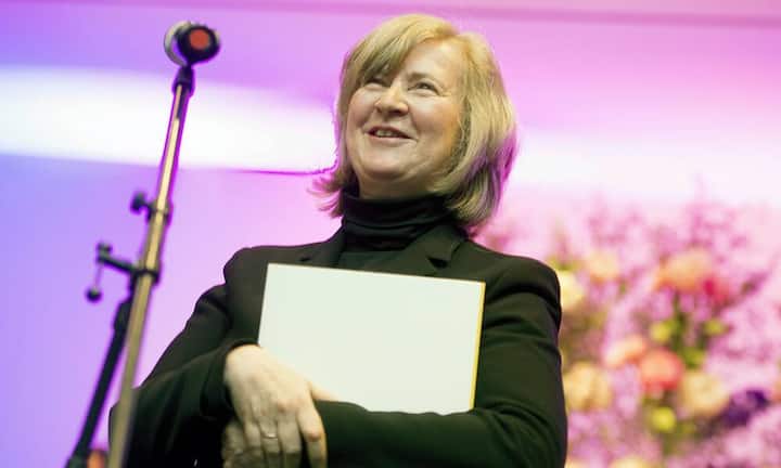 Die Top 3 eröffnet die Deutsche Rosemarie Trockel. Ihr künstlerisches Werk umfasst Bilder und Zeichnungen, Plastiken, Skulpturen und Objekte sowie Videoarbeiten und Installationen.