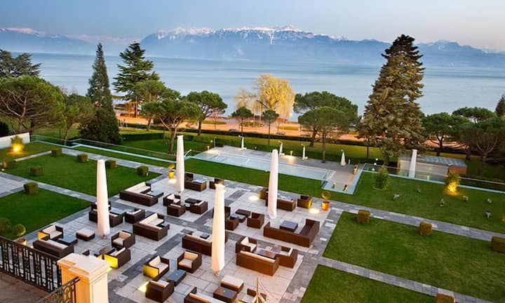 Rang 1: Beau-Rivage Palace, Lausanne. Nach einem Aufenthalt im Belle-Epoque-Palast ist jede Nacht in einem anderen Schweizer Stadthotel – vorsichtig ausgedrückt – schwierig. Der unverändert Erstplatzierte überzeugt mit unverwechselbarer Identität und ist doch ein Haus mit vielen Gesichtern.Hier gehts zur vollständigen Liste des 18. BILANZ-Hotel-RatingsBilder: PR