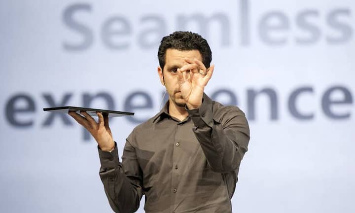 ... wiegt 676 Gramm und ist 9,3 Millimeter dick. In beiden Varianten verfügt das Surface - hier präsentiert von Microsoft-Manager Panos Panay - über ein ...
