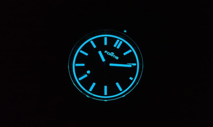 Auch für Nachttauchgänge geeignet: Die M-44 ist mit blau leuchtender Leuchtmasse (Superluminova, X1) ausgestattet, selbst das Rehaut und Logo leuchten im Dunkeln. 