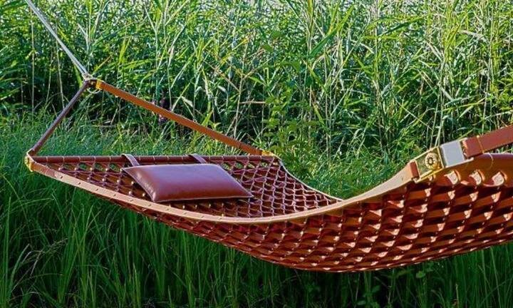 Dürfen wir vorstellen: Die teuerste Hängematte der Welt. Das Modell von Louis Vuitton kostet 30'000 Euro. Einem Milliardär ist sie das gewiss wert.Pinterest