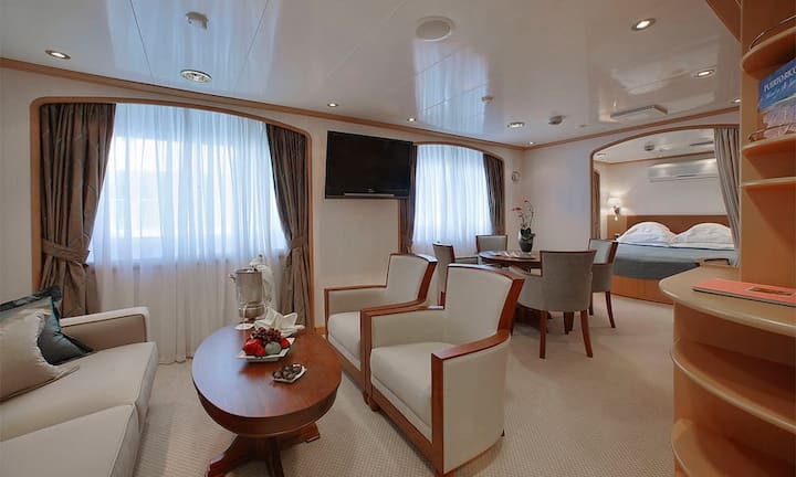 Platz 3: Luxus zum Schnuppern mit der SeaDream I Kleines Schiff mit grossem Luxus: Maximal 112 Passagiere werden auf der SeaDream I des SeaDream Yacht Clubs von einer 95-köpfigen Besatzung betreut. Ab 1050 Euro pro Nacht ist die Suite auf einer Kurzkreuzfahrt im Juli 2016 von Civitavecchia nahe Rom ins mondäne Nizza zu haben.SeaDream Yacht Club