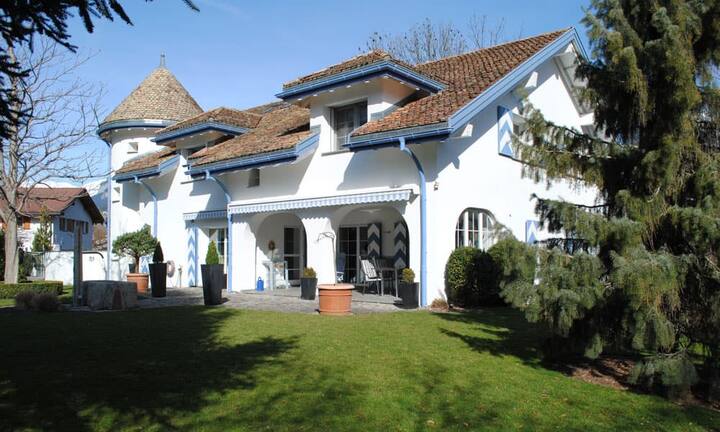 Das Dach des Anwesens wurde mit rund hundert Jahre alten Biberschwanzziegeln gedeckt. Auf einer Wohnfläche von 455 Quadratmetern verteilen sich 8,5 Zimmer.