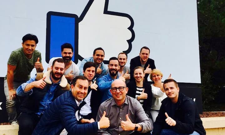 Mit Schweizer Wirtschaftsstudenten auf Pilgerfahrt durchs Silicon Valley: Unverzichtbares Gruppenbild in Menlo Park: Der erhobene Facebook-Daumen als Foto-Ikone des Silicon Valley.