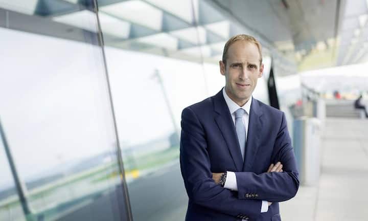 Stephan WidrigCEO Flughafen ZürichWidrigs Reich ist ein Universum für sich: Ausser seinen 1600 direkten Mitarbeitern gehören auch die rund 280 Unternehmen dazu, von denen die einen den reibungslosen Betrieb sicherstellen und die andern das für Widrig lukrative Kommerzgeschäft betreiben. Restaurants, Läden und Friseure spülen über 400 Millionen Franken in die Kasse.